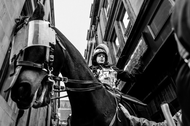 photo policeman on horse